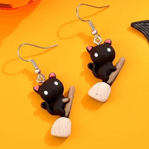 🐈‍⬛ Adorable Cartoon Black Kitty Cat On Broom Drop Earrings 🧹 - Picture 4 of 4